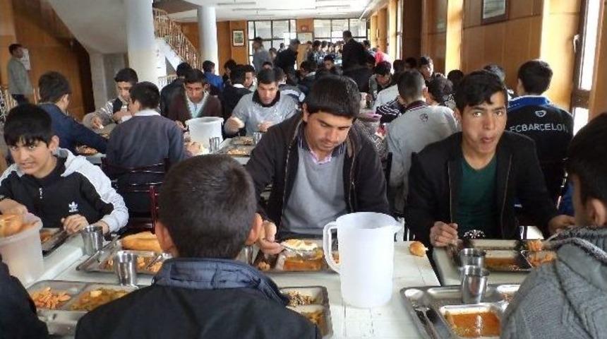 Varto'da &Ouml;ğrencilere Verilen Yemekten Memnun