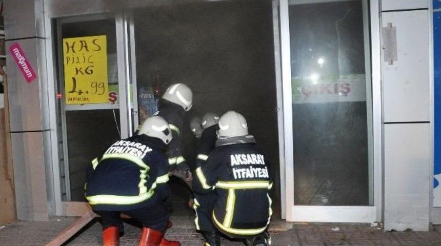 (&ouml;zel Haber) Aksaray&rsquo;da Market Yangını