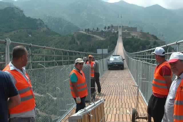 'Keresteci' başkanın projesi köprüyü belediye işçileri yaptı; ziyaretçi akınına uğruyor