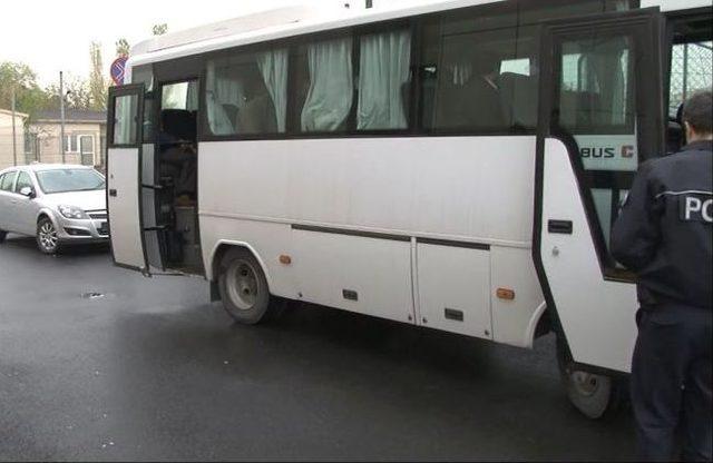 35 Uygur T&uuml;rk &uuml; T&uuml;rkiye ye Giriş Yaptı 1