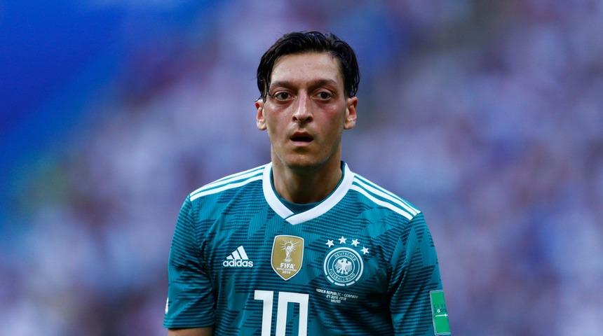 Alman basını Mesut &Ouml;zil'in milli takımı bırakmasını manşetlerine taşıdı!