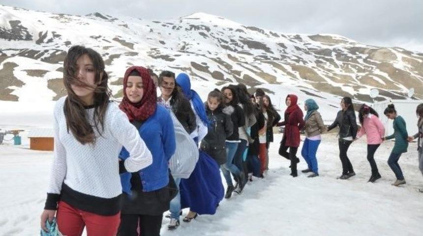 Hakkarili 280 Gen&ccedil; Turistik Mekanlarla Buluştu