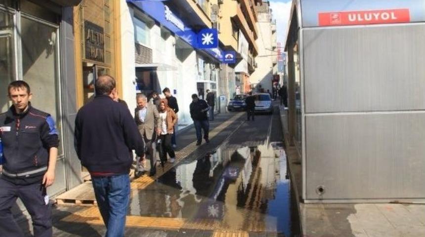 Yağmur Yağınca Kaldırım G&ouml;le D&ouml;n&uuml;yor