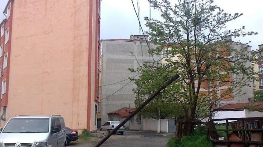 Telefon Direği Tehlike Sa&ccedil;ıyor