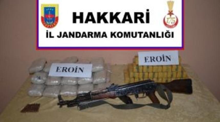 Hakkari&rsquo;de Silah Ve Uyuşturucu Ele Ge&ccedil;irildi