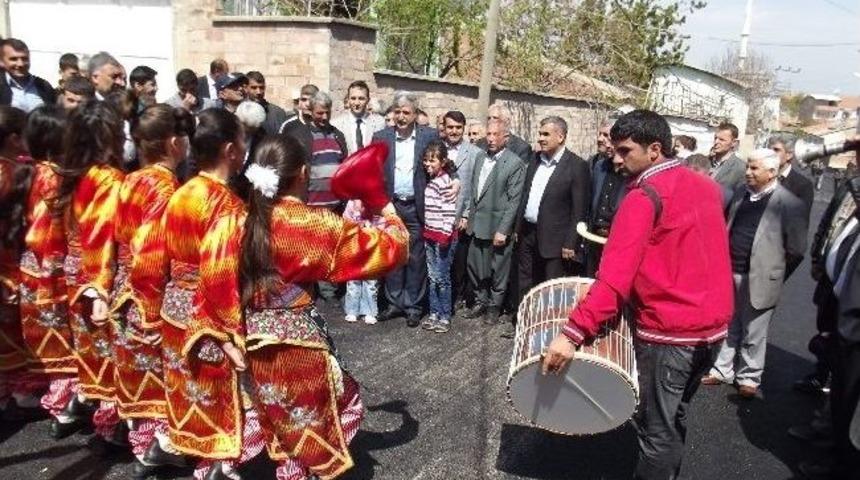 Davullu Zurnalı Asfalt Serimi