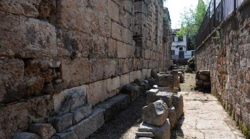 Tarih G&uuml;n Y&uuml;z&uuml;ne &Ccedil;ıkarılıyor