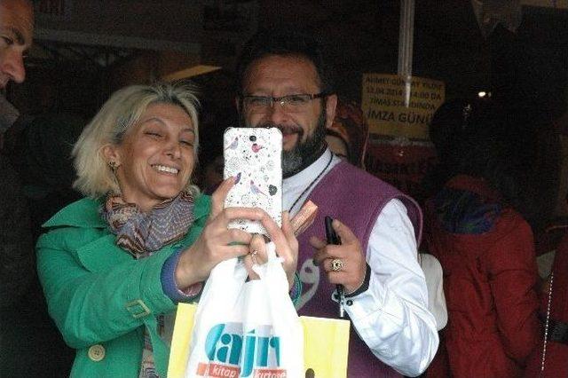 Yazar Sinan Yağmur Da Selfıe Modasına Uydu 1