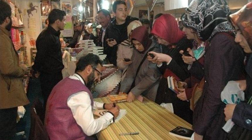 Erzurum Kitap Fuarı&rsquo;nda Yazar Sinan Yağmur&rsquo;a Yoğun İlgi