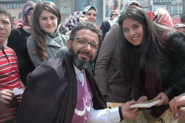 Erzurum Kitap Fuarı&rsquo;nda Yazar Sinan Yağmur&rsquo;a Yoğun İlgi 1