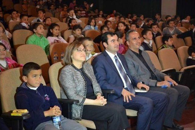 Başkan Şahin &Ccedil;ocuklarla Tiyatro İzledi 1