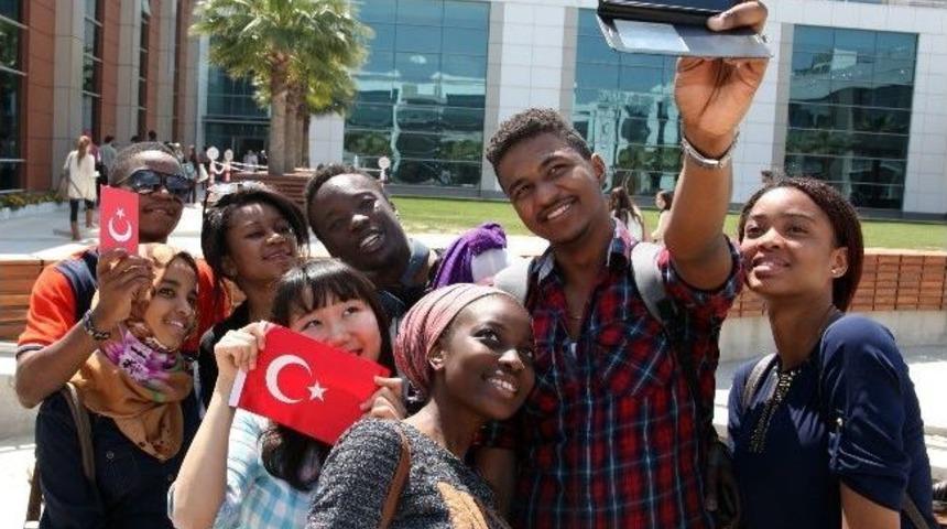D&uuml;nya Gen&ccedil;liğinden Ay Yıldızlı Selfie