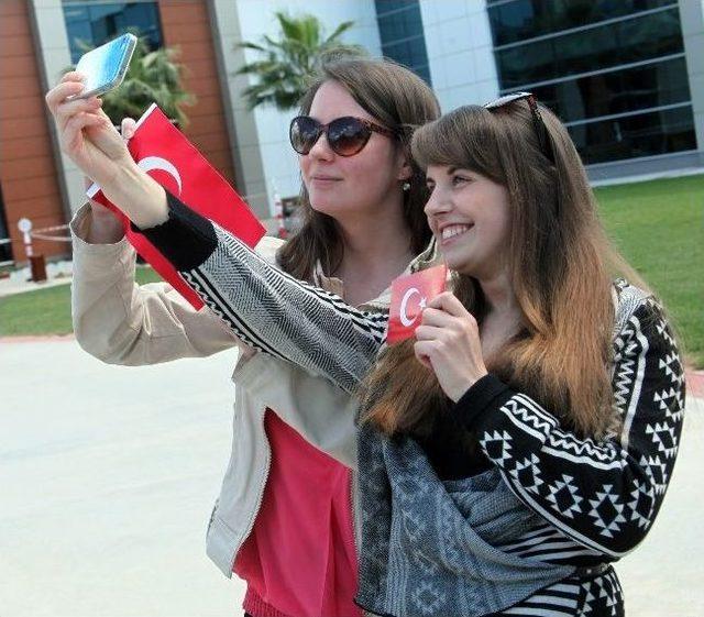 Dünya Gençliğinden Ay Yıldızlı Selfie