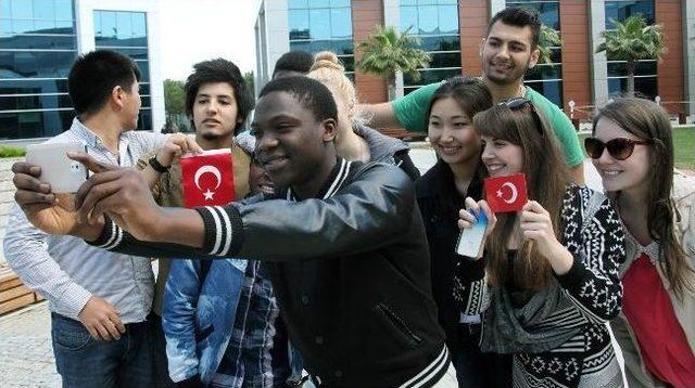 Dünya Gençliğinden Ay Yıldızlı Selfie