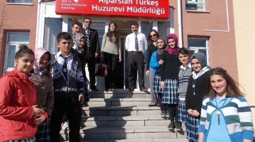 Sorgunlu &Ouml;ğretmen Ve &Ouml;ğrencilerden Huzur Evine Ziyaret