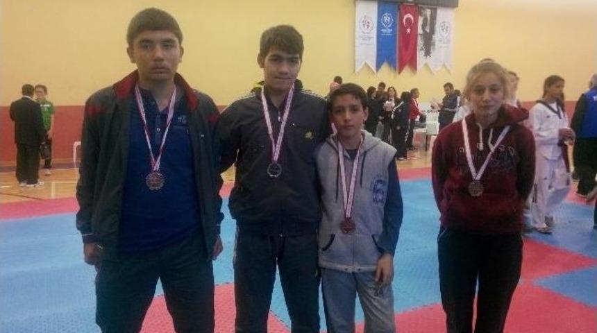 Okullar Arası Yıldızlar Tekvando M&uuml;sabakaları Tamamlandı