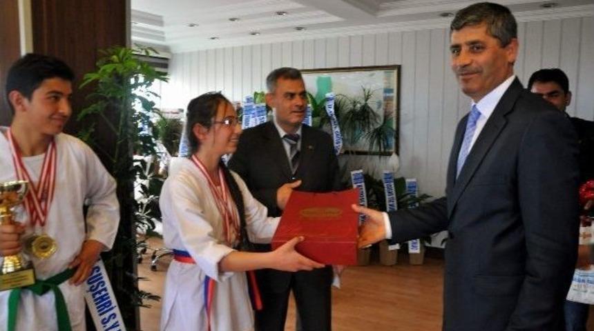 Tekvando &Ouml;ğrencilerinden Başkan Y&uuml;ksel&rsquo;e Ziyaret