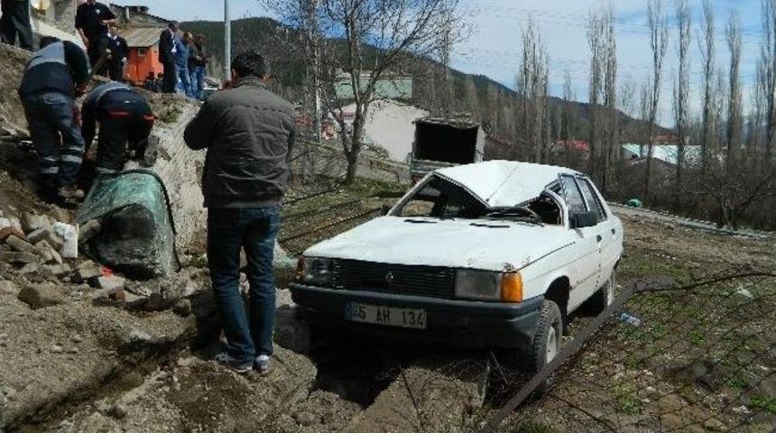 İstinat Duvarı Otomobilin &Uuml;zerine &Ccedil;&ouml;kt&uuml;