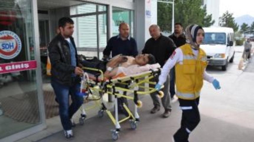 D&uuml;kkan Komşusunu Bı&ccedil;akla Yaraladı