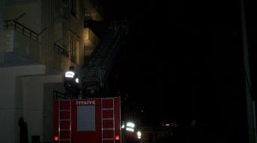 Besni&rsquo;de Evde Uyuya Kalan &Ccedil;ocuk Paniğe Neden Oldu