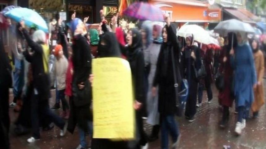 İmam Hatip &Ouml;ğrencileri Mısır&rsquo;daki İdamları Kınamak İ&ccedil;in Yağmur Altında Eylem Yaptı