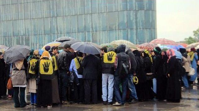 İmam Hatip Öğrencileri Mısır’daki İdamları Kınamak İçin Yağmur Altında Eylem Yaptı