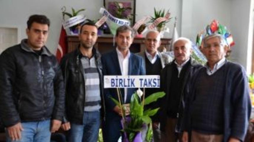Taksici Esnafından Başkan &Ouml;zkan&rsquo;a &Ccedil;i&ccedil;ek