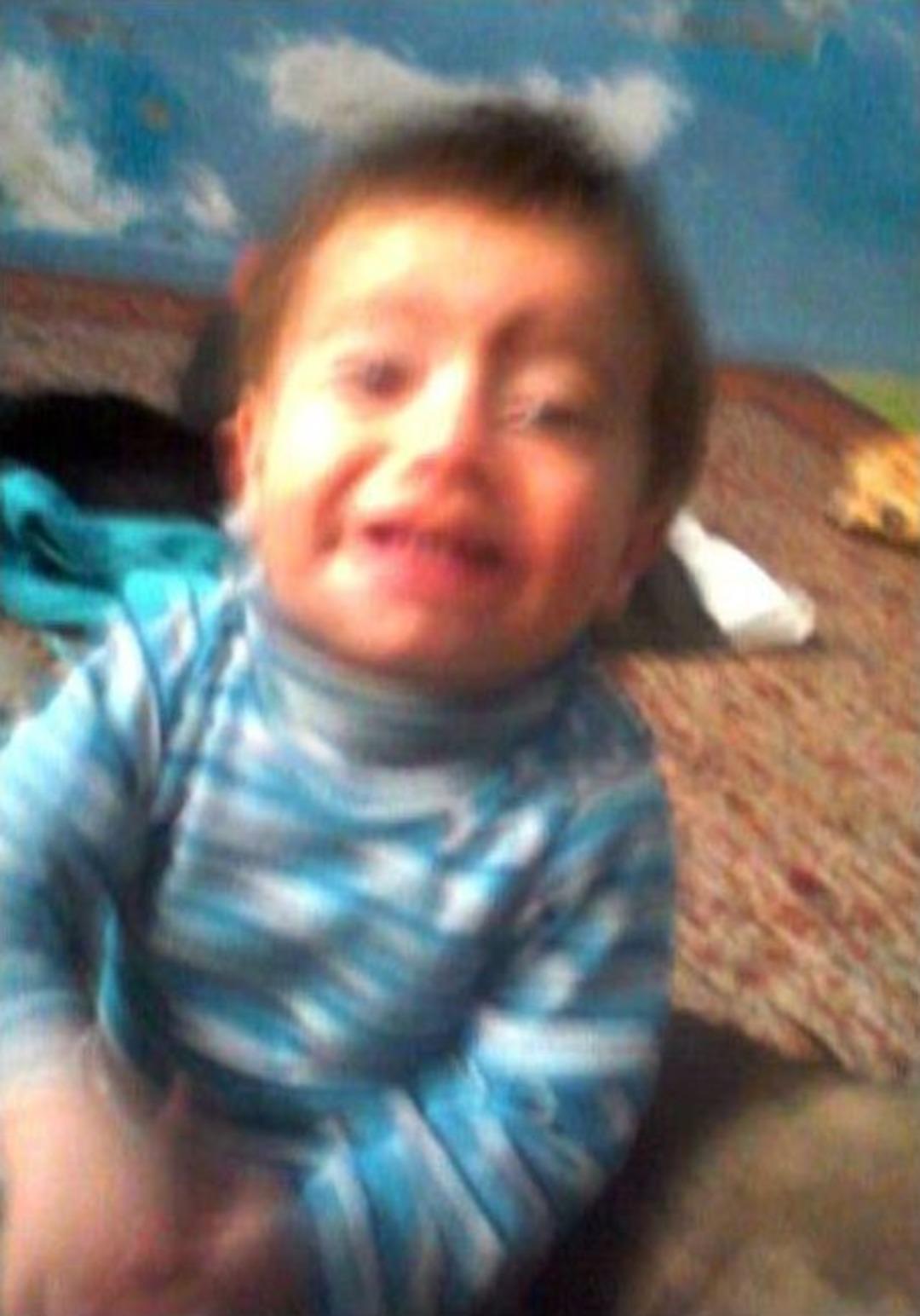 Emekleyerek Sokağa &Ccedil;ıkan Bebek Kamyonetin Altında Kaldı