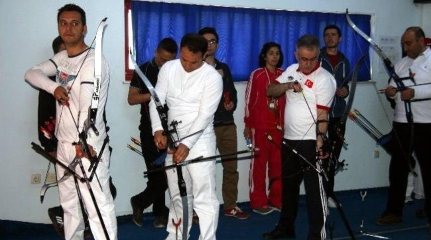 Ok&ccedil;ular Hedefi Vurmak İ&ccedil;in Yarıştı