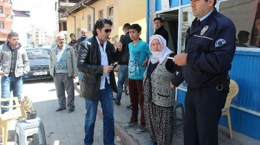 Polis Kayıp &Ccedil;ocukları Bulup Ailelerine Teslim Etti