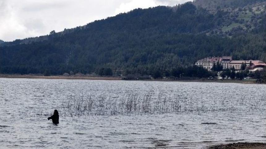 Abant G&ouml;l&uuml;&rsquo;ne Girip Balık Avladılar