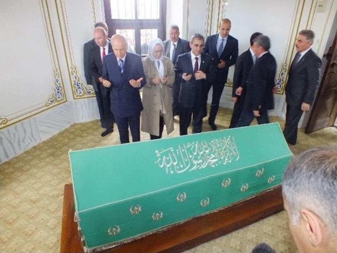 Bah&ccedil;eli, "devlet Ana"nın T&uuml;rbesini Ziyaret Etti