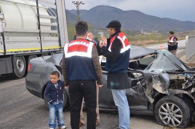 Tosya’da Otomobil Tır’ın Altına Girdi: 1 Yaralı