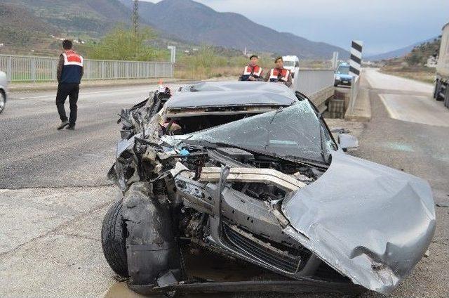 Tosya’da Otomobil Tır’ın Altına Girdi: 1 Yaralı