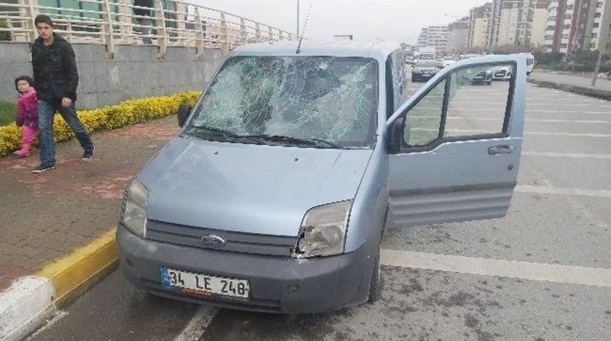 (özel Haber) Pendik’te Protestocu Grup Polis Aracına Saldırdı