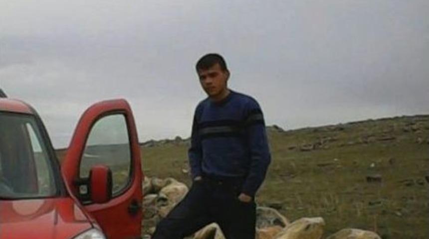 Mert'i &Ouml;ld&uuml;rmeden Poz Verip Fotoğraflarını &Ccedil;ektirdi