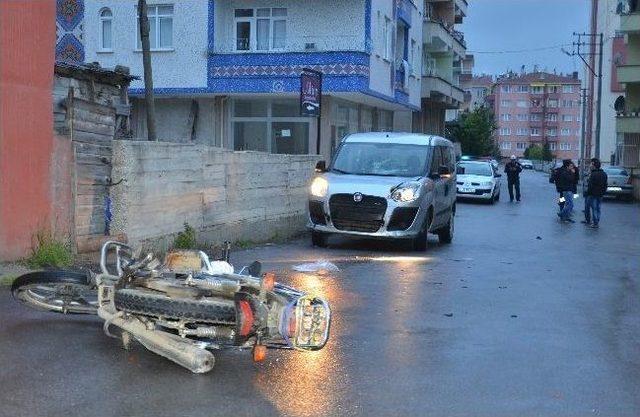 Kamyonetle Motosiklet Çarpıştı: 1 Yaralı