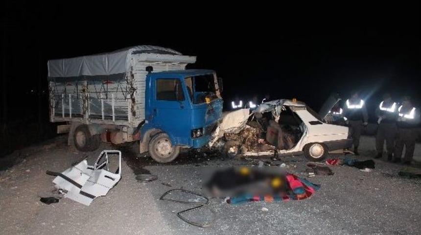 Kamyonetle Otomobil Kafa Kafaya &Ccedil;arpıştı: 4 &Ouml;l&uuml;, 5 Yaralı