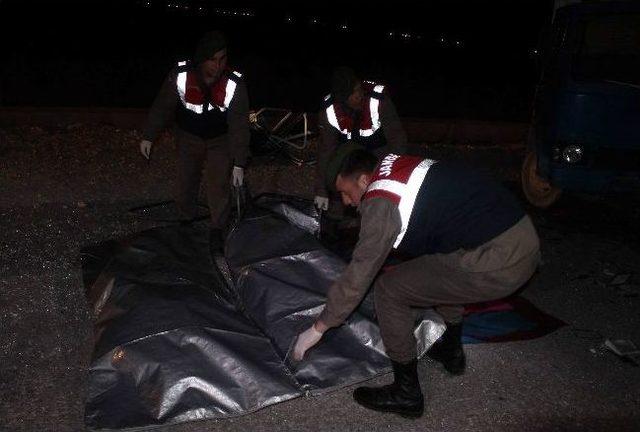 Kamyonetle Otomobil Kafa Kafaya &Ccedil;arpıştı: 4 &Ouml;l&uuml;, 5 Yaralı 1