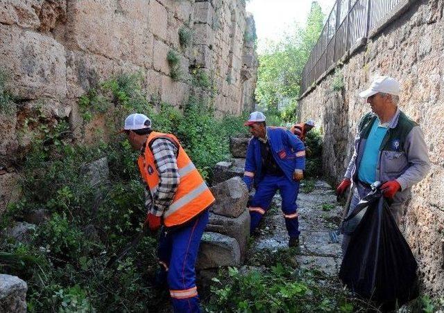 Büyükşehir Belediyesinden Kaleiçi’nde Temizlik