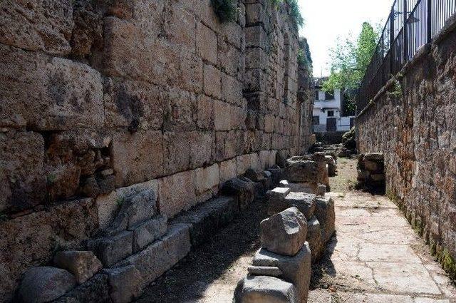 Büyükşehir Belediyesinden Kaleiçi’nde Temizlik