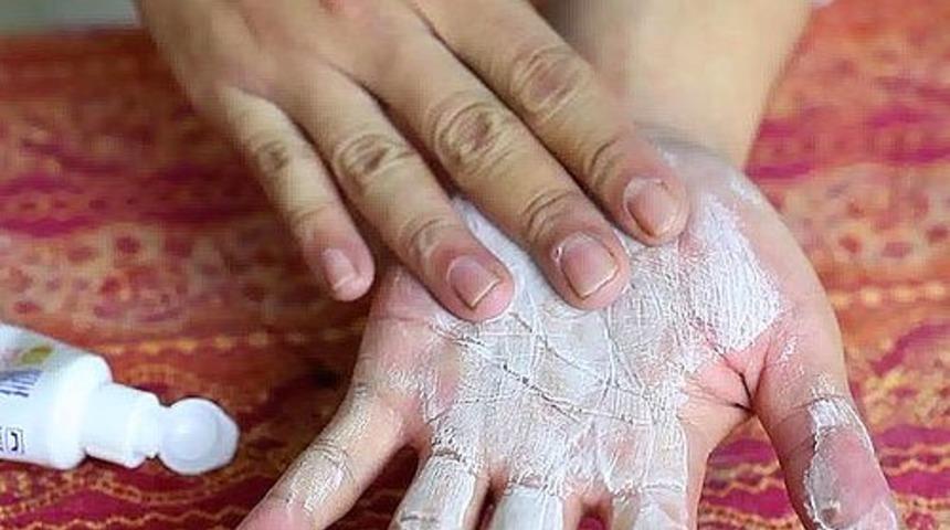 Eldeki sarımsak kokusunu şıp diye geçiren 7 yöntem