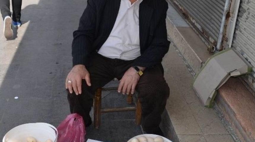 K&ouml;y Yumurtası Satarak Ailesini Ge&ccedil;indiriyor