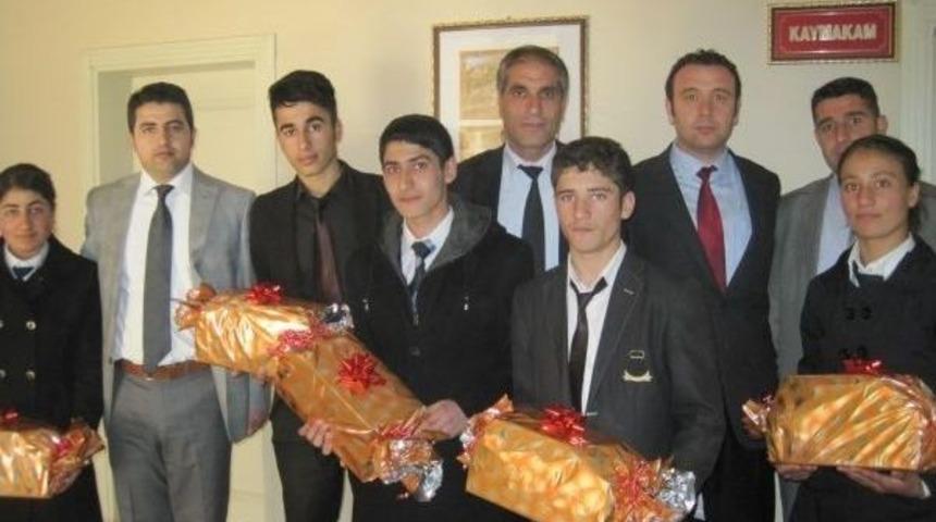 Saray&rsquo;da Başarılı &Ouml;ğrencilere Hediye