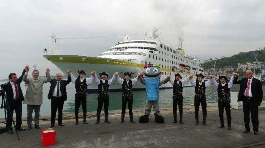 Trabzon&rsquo;a Gelen Bu Yılın İlk Kruvaziyer Gemisine Horonlu Karşılama