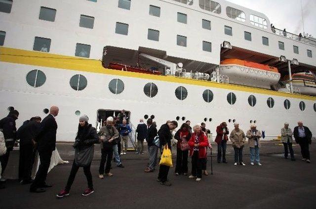 Trabzon&rsquo;a Gelen Bu Yılın İlk Kruvaziyer Gemisine Horonlu Karşılama 1