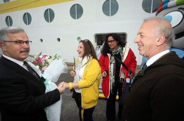 Trabzon&rsquo;a Gelen Bu Yılın İlk Kruvaziyer Gemisine Horonlu Karşılama 2