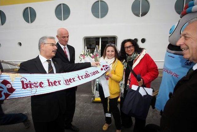 Trabzon&rsquo;a Gelen Bu Yılın İlk Kruvaziyer Gemisine Horonlu Karşılama 3