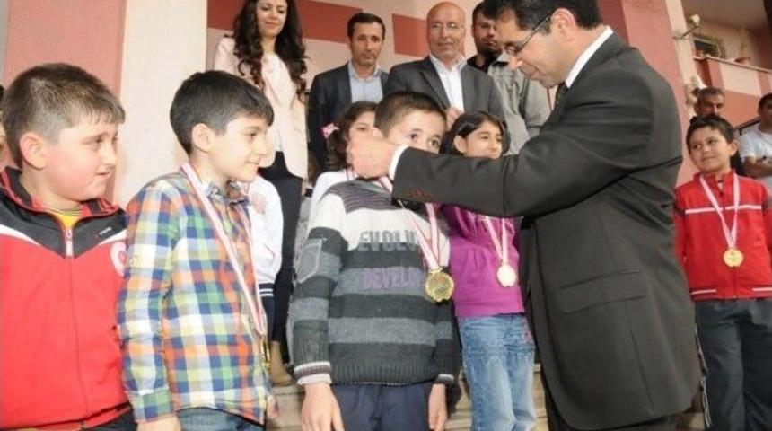 23 Nisan Ulusal Egemenlik Ve &Ccedil;ocuk Bayramı Satran&ccedil; Turnuvasında Dereceye Giren &Ouml;ğrencilere &Ouml;d&uuml;lleri Verildi