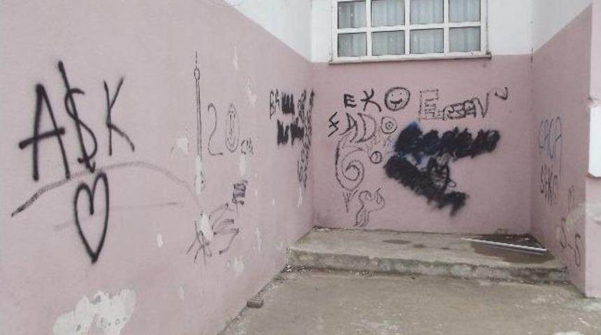 Duvarlara Yazılan Yazılar Tepki Topluyor